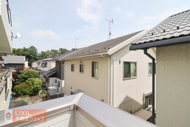 【建物からの眺望】現地完成写真。バルコニーからの景色。十分な間隔が確保されております。