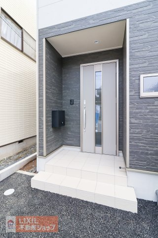 【エントランス】現地完成写真。ゆったりとした玄関。奥行きのあるポーチで雨の日も安心です。