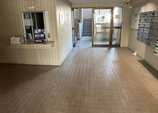 共有部分は、住民なら誰もが使える設備のこと。例えば駐車場やエレベーター、インターネット設備、セキュリティ設備などがあります。他にも、マンションの廊下・外部階段やエントランス・ゴミ置き場などがあります。