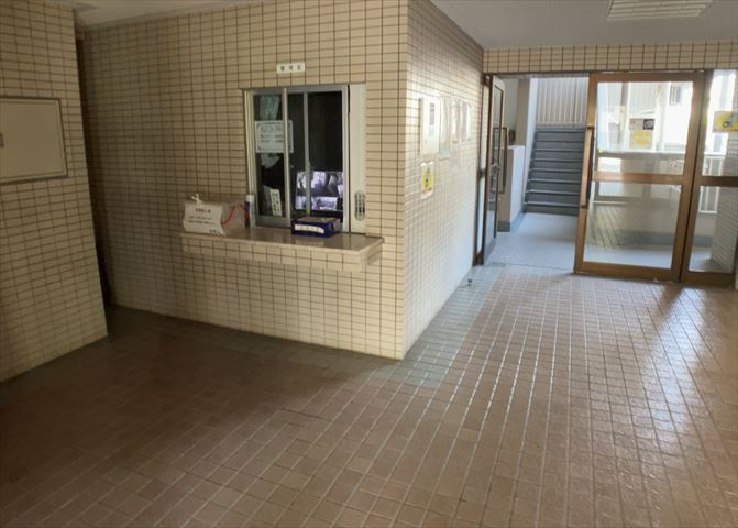 ラウンジは、マンションの共用スペースに椅子やテーブルなどを配置した利用者が寛げる空間です。屋内型ラウンジと屋外型ラウンジがあります。共用部分の管理状況と合わせて、詳細については現地でご確認ください。