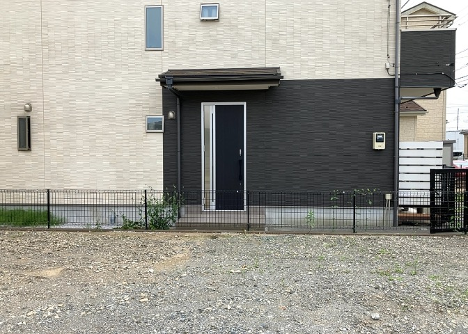 玄関は家の顔でもあり、家族以外の目にも止まる場所です。玄関は外との間を仕切る扉、靴などをしまっておく収納スペース、靴脱ぎのたたきスペース、来客とのやり取りをするドアホンなど複数のアイテムからなります。