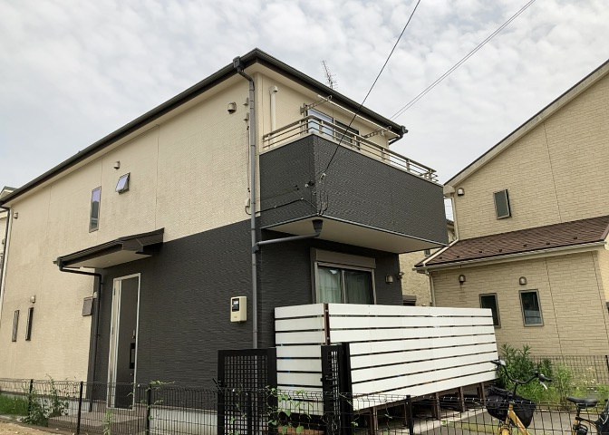 バルコニーは、室外の専用スペースのうち、「屋根がなく開放された空間」であるものを指します。ベランダより広いタイプのものが多く、日当たりもよいため家庭菜園などを楽しみたい人にとって適した環境となります。