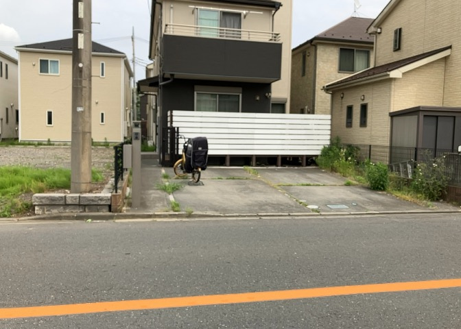 建物の基礎工事の方法は、主流となっているベタ基礎（防湿基礎）と布基礎の2種類に分類され、床下の通気性や耐久性などに違いがあります。建物の基礎部分の構造や付帯設備など詳細については現地でご確認ください。