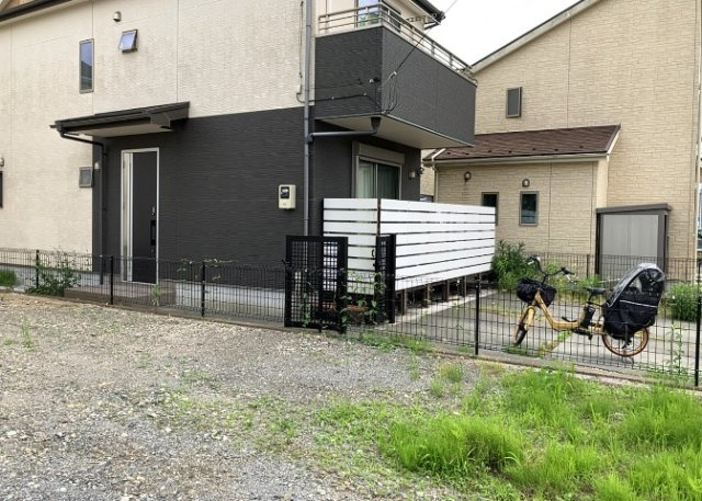 玄関ポーチにおいて最も重視すべきと言っても良いのが広さです。適切な広さの玄関ポーチでないと外見的なバランスは崩れてしまいますし、何より使いにくくなってしまいますので、現地で実際に下見をしてみましょう！