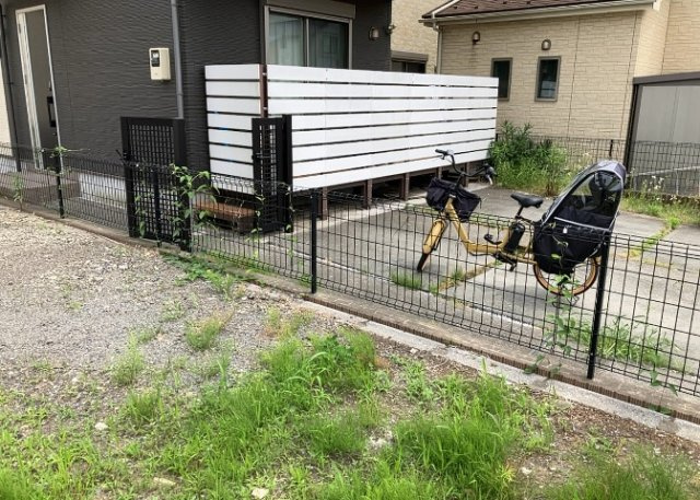 床下換気口は、床下に湿気がこもることを防ぎ、効果的に換気を行うために設置されています。床下換気口が設置されていない建物は、基礎パッキング工法などにより換気を行なっています。詳細は現地でご確認ください。