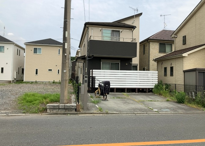 南側道路の場合は長い時間光を入れ込むことができるため、庭やリビングを道路側に持ってくることが多く土地価格も高い傾向にあります。一方北側道路だとリビングや庭が南側になりプライバシーを守ることができます。