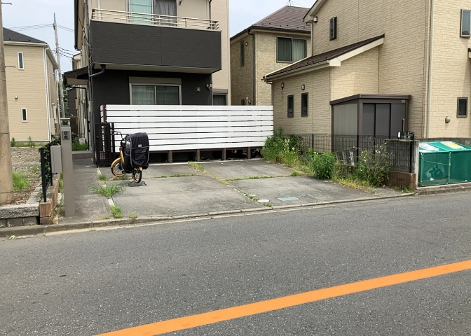 車一台あたりに必要なスペースは、標準サイズの普通自動車で横幅2m50cm、長さ5mは必要になります。ただし、乗降のことも考慮して横幅3m30cm、長さ5m50cmほどは確保できるところを選びましょう。