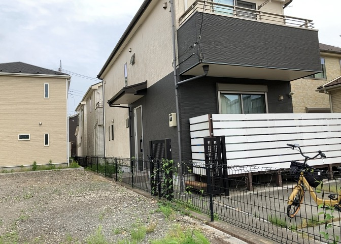 庭のある家に住むことのメリットとして、子どもたちの遊び場を確保できること、ガーデニングや家庭菜園を楽しめること、明るさを確保できることがあります。また、配置を工夫することでプライバシーが確保できます。