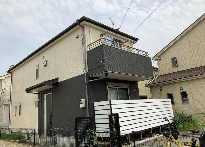 バルコニーは、建物内から室外へ楽に出入りできる便利なスペースです。また、バルコニーには手すりを付けることが義務付けられており、手すりの高さは110cm以上で施工することが建築基準法で定められています。