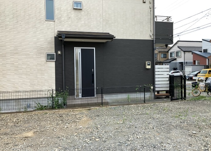 玄関は家の顔と言っても過言ではありません。現地を見学する際は玄関の広さや全体のバランスなどを見てみるといいでしょう。一般的なアプローチのしやすさだけではなく、お年寄りにも優しい設計のものだと安心です。