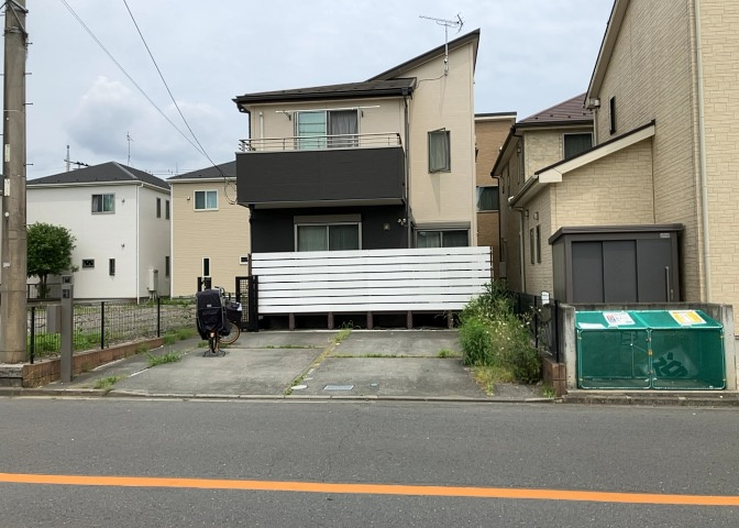 住宅用の土地では前面道路に2m以上接していなければならないと法律で定められています。しかし、お持ちの車のサイズやライフスタイルなどにより、2mでは利便が悪い場合もございますので、事前に確認しましょう。