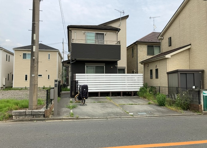 道幅が広い場所は日当たりや風通が良好です。幅が広いのですれ違いも可能ですし大きな車でも駐車可能！一方で、大型車が通ることも多くなるため交通量の増加により騒音に繋がります。また土地の値段が高くなります。