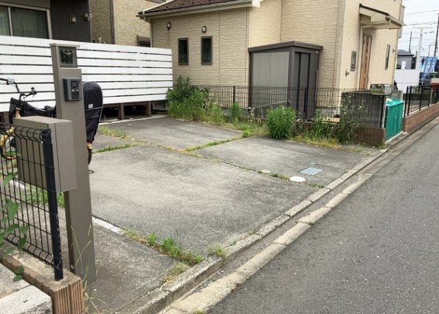 駐車場と明記されていても、最小スペースでつくられた駐車場だと大型車は駐車できなかったり、出入りしにくくなったりする可能性があります。お車のサイズと購入したい物件の駐車場のサイズを現地で確認しましょう。