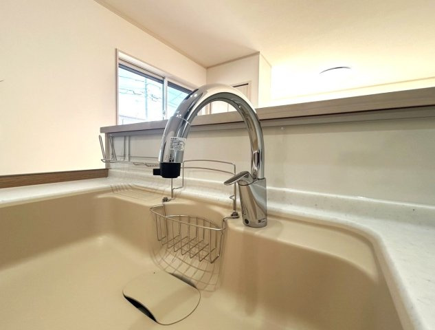 【設備画像：タッチレス水栓】手をかざすだけで自動で水が出るため、衛生的で感染症対策にも効果的です。