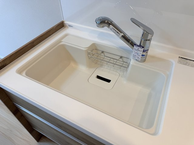 継ぎ目のない一体成型。美しさと掃除のしやすさを両立し人造大理石シンク。