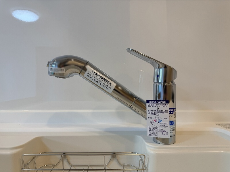 【カートリッジ式浄水器内蔵水栓】蛇口一体型でシンク周りはスッキリ。お料理にも手軽に美味しい浄水を。