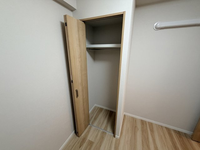 4.5帖洋室内収納にはハンガーパイプ付枕棚を採用。