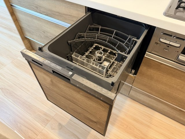 出しっぱなしの食器をなくして、いつも美しく。システムキッチン一体型のビルトイン食洗機。