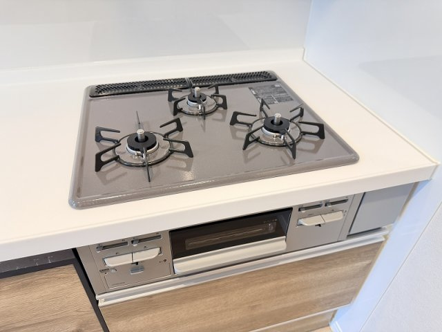 【3口コンロ】3つの火が、あなたの家事をスピードアップ。汁物、炒め物、煮込みを同時にこなす時短キッチン。