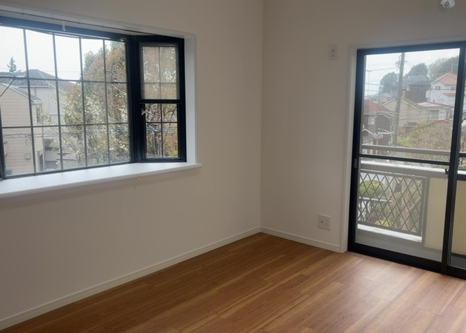 洋室のメリットは重い家具が置きやすく、身の回りが整理しやすいことです。　床がフローリングのため畳とは異なり凹みにくいです。　クローゼットなど収納が豊富で、普段使わない旅行カバンや服の整頓も簡単にです。