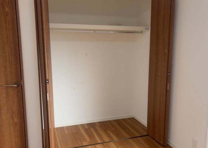 デザイン性を重視しすぎて収納が少なかった！なんてことにならないため、事前に現地で収納の数を確認しておくことをお勧めします。クローゼット以外にも床下収納や屋根裏収納、パントリーなどもチェックしましょう。