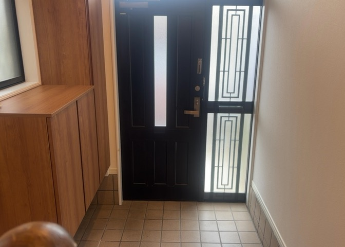 玄関は家の顔でもあり、家族以外の目にも止まる場所です。玄関は外との間を仕切る扉、靴などをしまっておく収納スペース、靴脱ぎのたたきスペース、来客とのやり取りをするドアホンなど複数のアイテムからなります。