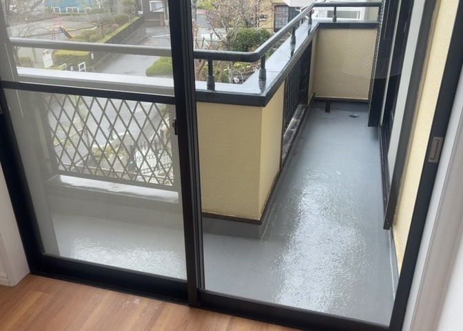 バルコニーは、室外の専用スペースのうち、「屋根がなく開放された空間」であるものを指します。ベランダより広いタイプのものが多く、日当たりもよいため家庭菜園などを楽しみたい人にとって適した環境となります。