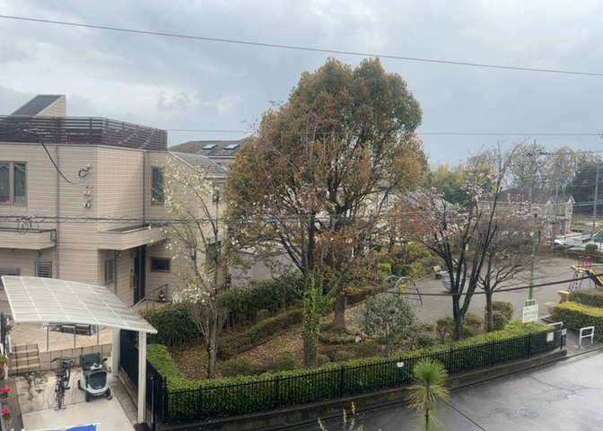 眺望を気にして物件を探す場合、前面に建物が建っていないか現地で確認しましょう！前面に建物があると景色はもちろん、日当たりや風通しにも影響が出てきます。住んだ時のことを想像しながら現地見学をしましょう。