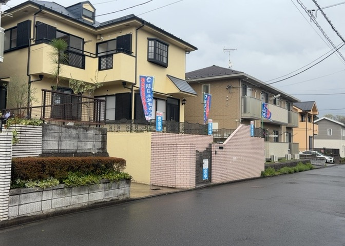 住宅用の土地では前面道路に2m以上接していなければならないと法律で定められています。しかし、お持ちの車のサイズやライフスタイルなどにより、2mでは利便が悪い場合もございますので、事前に確認しましょう。