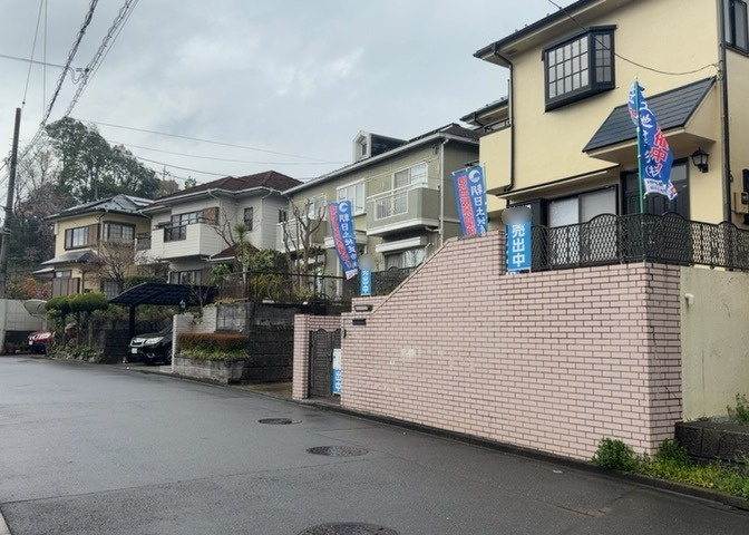 お持ちの車種によっては前面道路が広い方が便利でしょう。しかし、前面道路が広ければその分交通量が多くなるため、騒音などが気になる場合があります。実際に現地を見学し、周辺交通量や騒音などを確認しましょう！