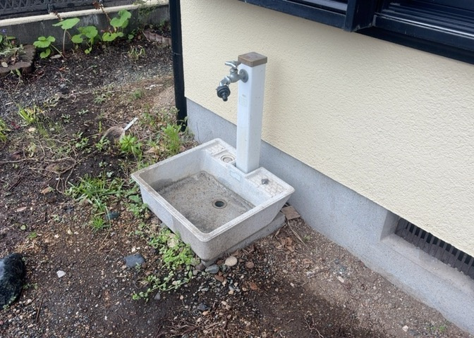 敷地内に散水栓や立水栓があると便利です。水道水を直接利用できるため、水を運ぶ手間を省くことが出来ます。大量の水を必要とする洗車作業や清掃などに役立ちます。その他設備とあわせて、現地でご確認ください。