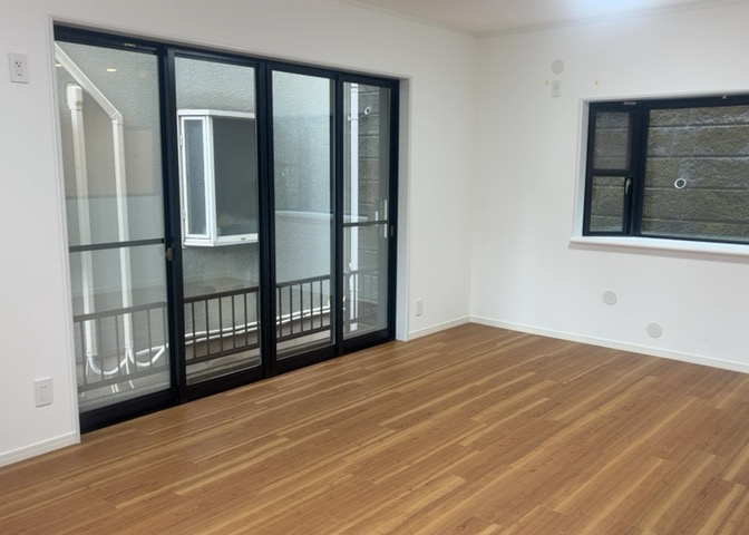 L型アイランドタイプは、キッチンからダイニングにもリビングにも目が行き届くので、とても使いやすい配置です。L字型独立タイプは、キッチンを独立させてるためLDKというよりもLDといった様なイメージです。