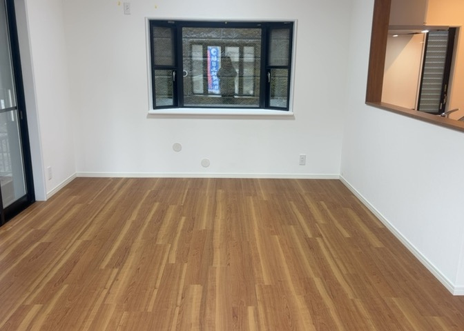 ダイニングは、食事や家族の団らんスペースとしてだけではなく、ほかの用途としても使用することができます。ダイニングテーブルを置き、食事のためのスペースを作ることでリビングとの差別化を図ることができます。