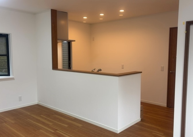 DKの物件でも広く見せたい方は、ダイニングスペースを広く使えるように工夫しましょう。低めのダイニングソファを置くと、家具の圧迫感が減り、広く見せることができ、ダイニングをリビングのように使用できます！