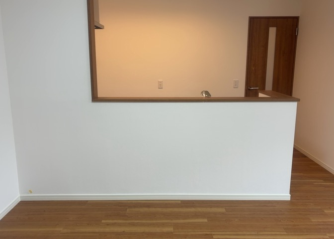 ダイニングとキッチンの間を扉や壁などで仕切らず、一体化させた間取りです。キッチンカウンターがついている物件ならば、食事をキッチンカウンターで取ることで、ダイニングスペースをリビングとして使用できます。