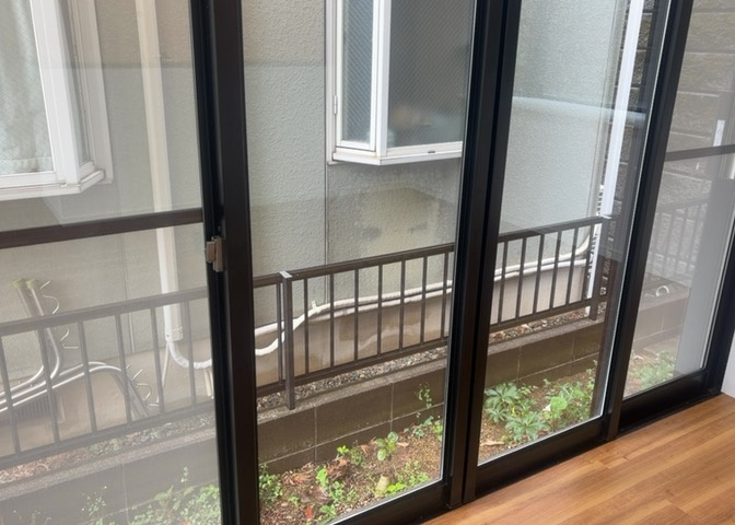 サッシは、ガラス窓に使用される金属製の窓枠です。一般的に住宅建築では、金属製建具工事の段階でガラス類・玄関などと同時に設置されます。種類や構造により断熱性能や遮音性能が異なるので現地でご確認ください。