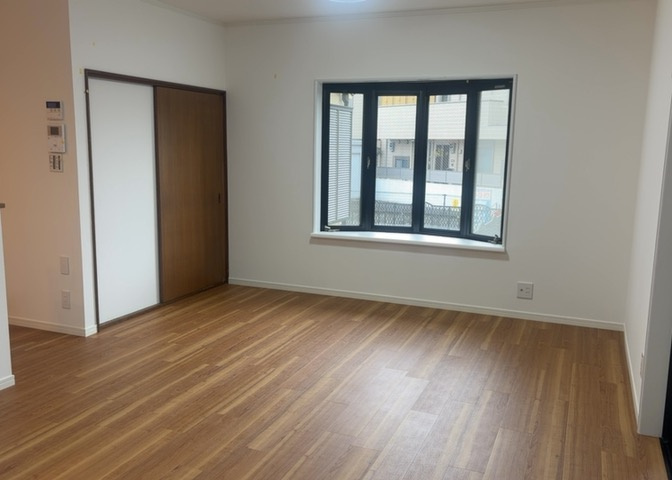 直線タイプはLとDKを一直線に並べた形で対面キッチンのタイプです。一般的なのでよく見かけるかもしれません。直線タイプに似た直接アイランドタイプは、キッチンとダイニングの間に壁がない分広く感じられます。