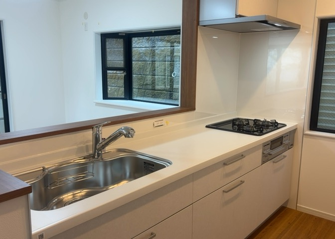 標準的なシステムキッチンの横幅は、165cm～300cm程度です。2100・2400・2550・2700などミリ単位で表記されます。普段どのように料理をするのかを想定しながら合ったサイズを選びましょう