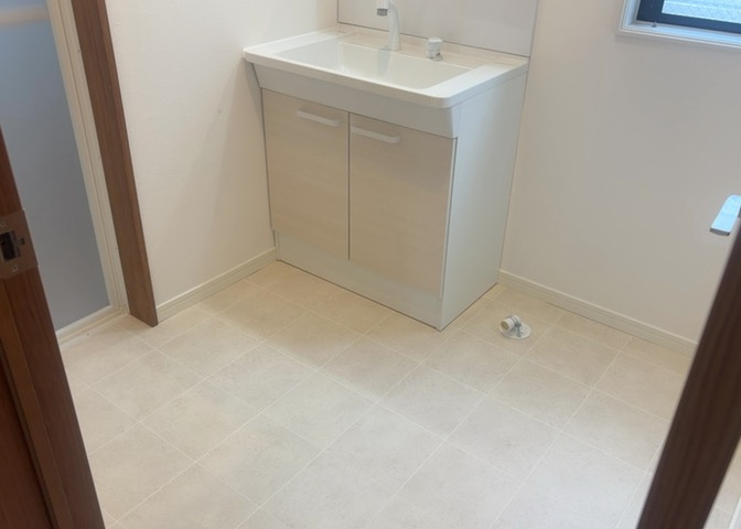 多くの戸建て住宅で見かける洗面脱衣所は、洗面台と洗濯機が2畳ほどのスペースに並べられていて、洗面所が脱衣所を兼ね備えている間取りが一般的です。お客様が利用することもある、パブリックな空間でもあります。