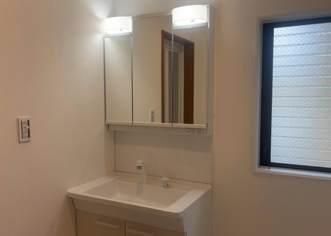 洗面化粧台では顔を洗ったり、身だしなみを整えることが本来の使い方ですが、用途によっては洗面化粧台に求められる機能が違ってくるため、ご自身や家族のライフスタイルに合ったものを選ぶことをおすすめ致します。