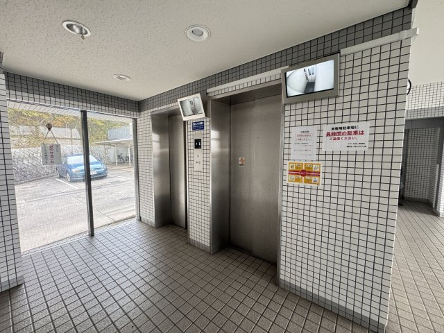 共用部は広々としていて開放的な空間となっており、外の景色が見える大きな窓が特徴的です。エレベーターが2基設置されていることで、通勤・通学時間帯でも待ち時間が少なく利用しやすい印象です。