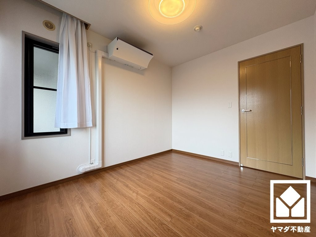 約6.4帖の洋室です。全居室バルコニーに面した2面採光のお部屋となっております。風通しが良く、明るい陽光がたっぷり差し込む心地よい生活空間です。