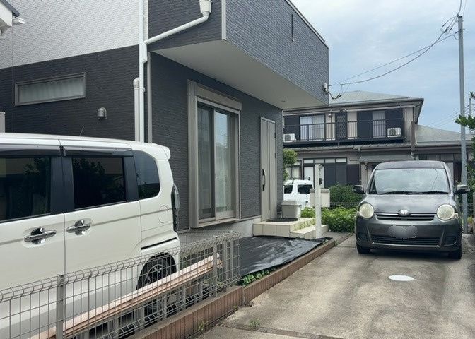 玄関は家の顔でもあり、家族以外の目にも止まる場所です。玄関は外との間を仕切る扉、靴などをしまっておく収納スペース、靴脱ぎのたたきスペース、来客とのやり取りをするドアホンなど複数のアイテムからなります。