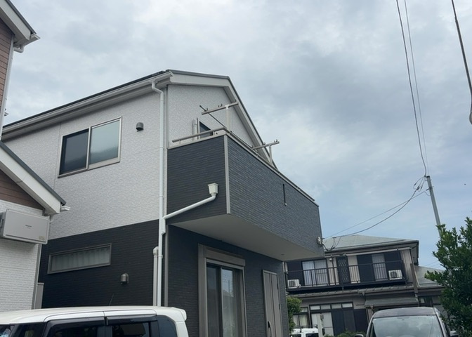 バルコニーは、室外の専用スペースのうち、「屋根がなく開放された空間」であるものを指します。ベランダより広いタイプのものが多く、日当たりもよいため家庭菜園などを楽しみたい人にとって適した環境となります。