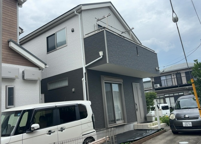 建物の基礎工事の方法は、主流となっているベタ基礎（防湿基礎）と布基礎の2種類に分類され、床下の通気性や耐久性などに違いがあります。建物の基礎部分の構造や付帯設備など詳細については現地でご確認ください。