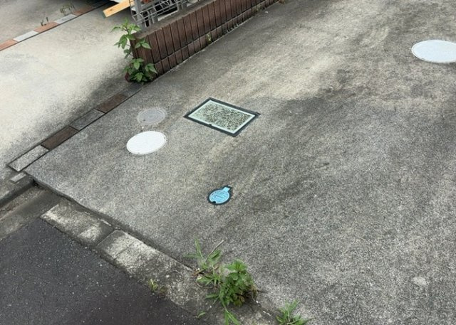 敷地内に散水栓や立水栓があると便利です。水道水を直接利用できるため、水を運ぶ手間を省くことが出来ます。大量の水を必要とする洗車作業や清掃などに役立ちます。その他設備とあわせて、現地でご確認ください。