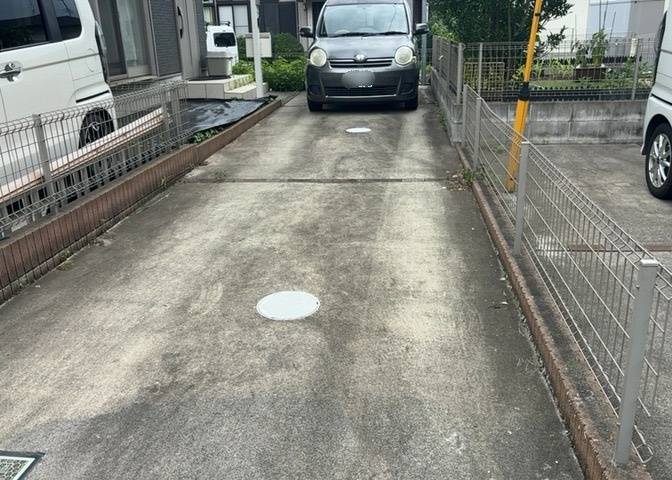 車一台あたりに必要なスペースは、標準サイズの普通自動車で横幅2m50cm、長さ5mは必要になります。ただし、乗降のことも考慮して横幅3m30cm、長さ5m50cmほどは確保できるところを選びましょう。