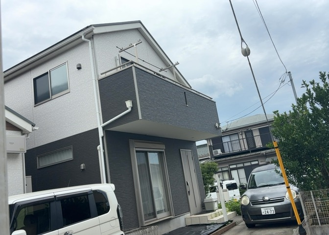 庭のある家に住むことのメリットとして、子どもたちの遊び場を確保できること、ガーデニングや家庭菜園を楽しめること、明るさを確保できることがあります。また、配置を工夫することでプライバシーが確保できます。