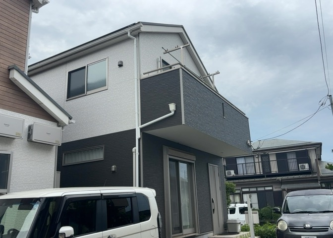 バルコニーは、建物内から室外へ楽に出入りできる便利なスペースです。また、バルコニーには手すりを付けることが義務付けられており、手すりの高さは110cm以上で施工することが建築基準法で定められています。