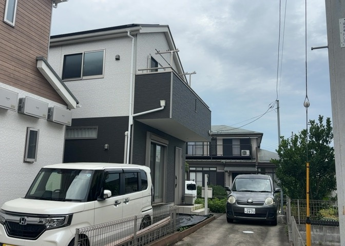 住宅用の土地では前面道路に2m以上接していなければならないと法律で定められています。しかし、お持ちの車のサイズやライフスタイルなどにより、2mでは利便が悪い場合もございますので、事前に確認しましょう。